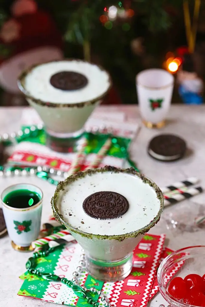 Oreo mint martinis in stemless martini glasses with an Oreo garnish
