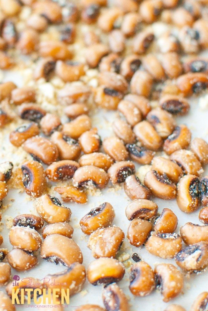 Crispy Roasted Sour Cream and Onion Black Eyed Peas * Slim Pickin's Kitchen: An easy and satisfying healthy, spring snack that your whole family will love! www.slimpickinskitchen.com
