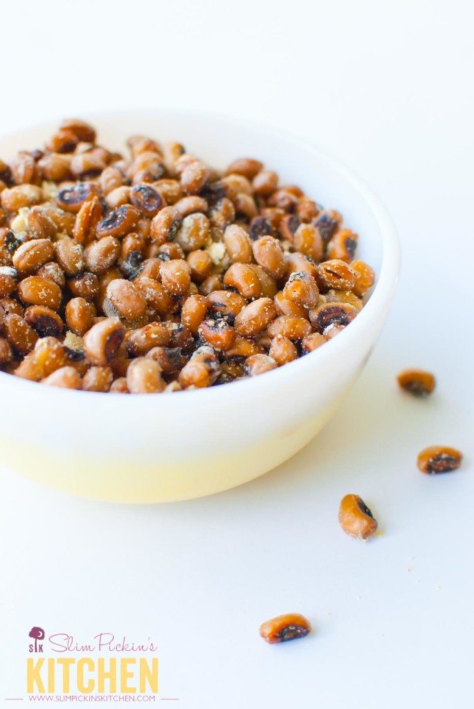 Crispy Roasted Sour Cream and Onion Black Eyed Peas * Slim Pickin's Kitchen: An easy and satisfying healthy, spring snack that your whole family will love! www.slimpickinskitchen.com