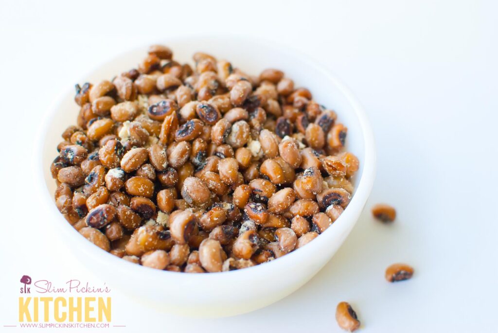 Crispy Roasted Sour Cream and Onion Black Eyed Peas * Slim Pickin's Kitchen: An easy and satisfying healthy, spring snack that your whole family will love! www.slimpickinskitchen.com