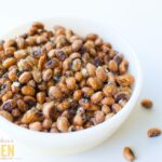 Crispy Roasted Sour Cream and Onion Black Eyed Peas * Slim Pickin's Kitchen: An easy and satisfying healthy, spring snack that your whole family will love! www.slimpickinskitchen.com