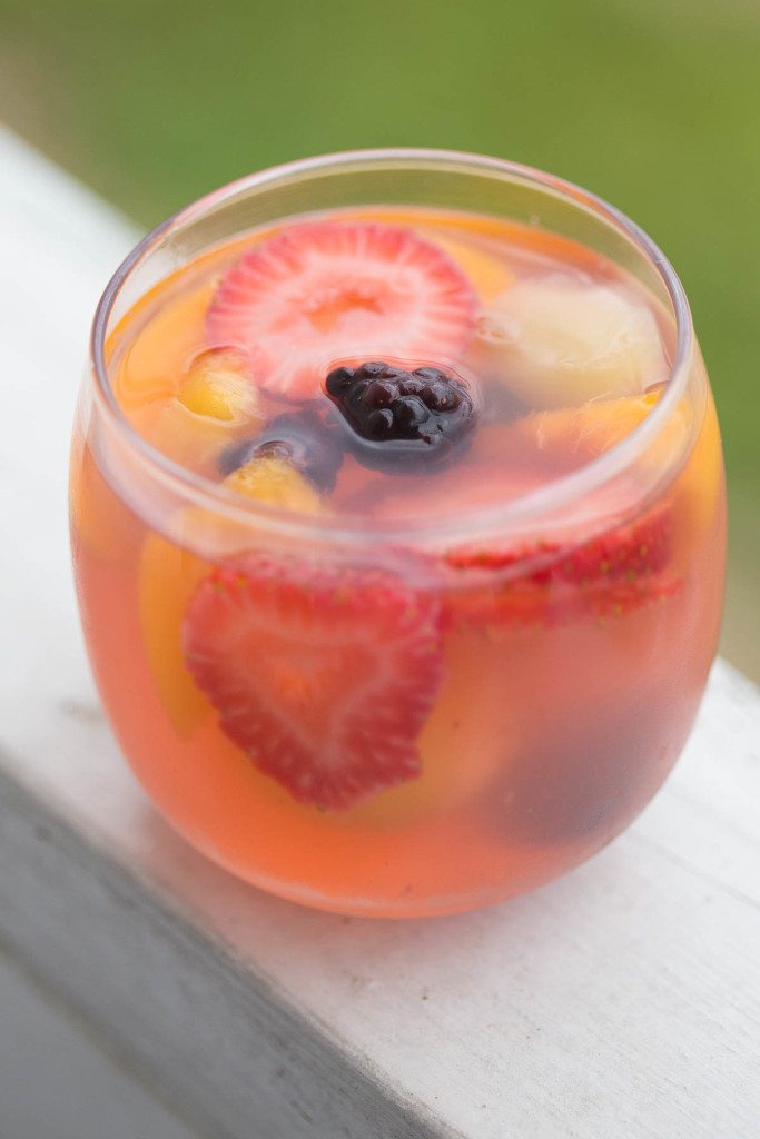 Blackberry Lemonade White Wine Sangria: Looking for an awesome party cocktail that is super light yet packs a punch? Look no further! This Blackberry Lemonade Sangria is loaded with quality booze, fresh fruit, and crisp white wine and can be ready in 10 minutes flat! | www.slimpickinskitchen.com