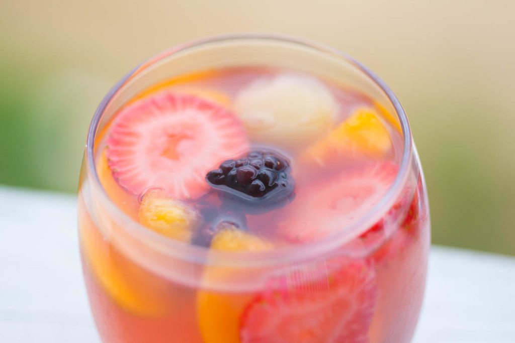 Blackberry Lemonade White Wine Sangria: Looking for an awesome party cocktail that is super light yet packs a punch? Look no further! This Blackberry Lemonade Sangria is loaded with quality booze, fresh fruit, and crisp white wine and can be ready in 10 minutes flat! | www.slimpickinskitchen.com