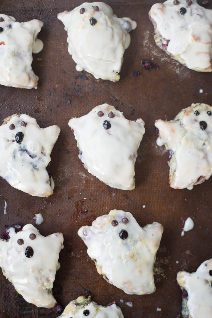 Biscuits cut out and decorated in the shape of ghosts